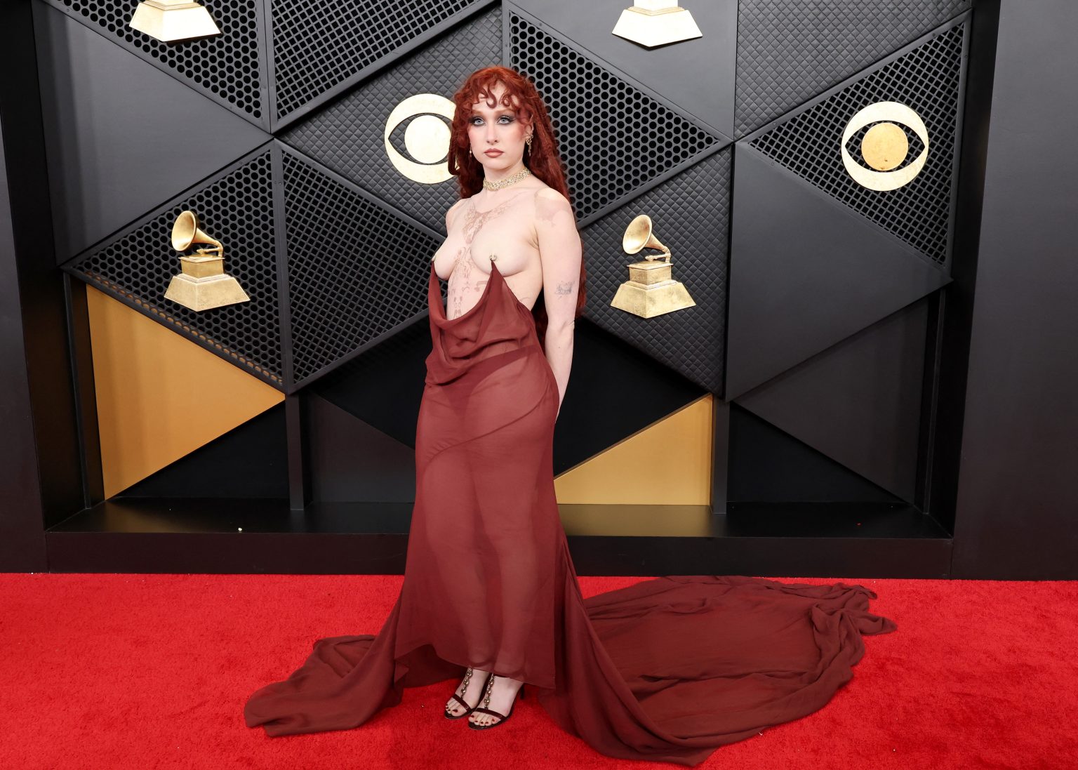 Chappell Roan comparece ao Grammy 2026 com vestido de design arrojado